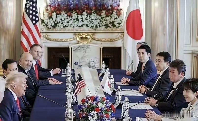 我宣布，这张照片的摄影师必须加鸡腿！一下抓拍到了精髓，其他小日子官员那是