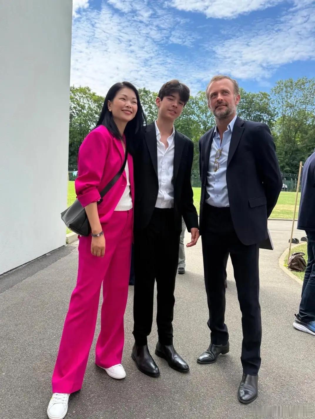 45岁超模吕燕和老公一起在法国参加儿子的初中毕业典礼，她的儿子还未成年，穿着一身