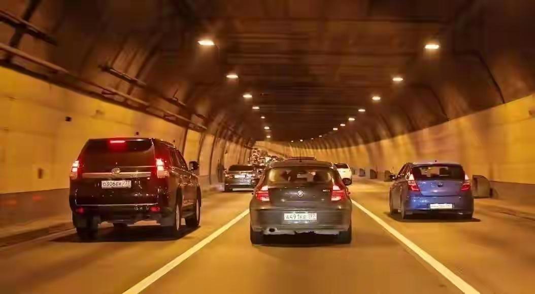 3月交付数据出来了，我愣了半天：蔚来ES8月销1.1万辆，同门的ET9才几十辆。