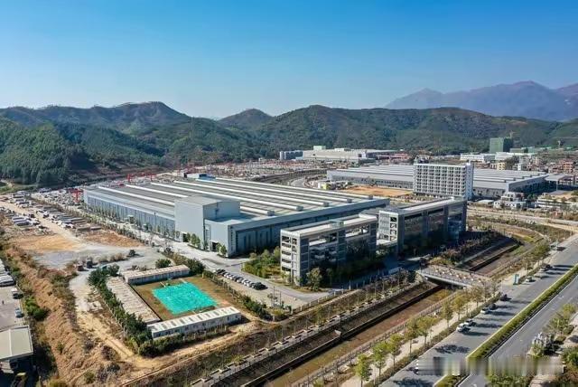 广东深汕合作区。它地处汕尾，却挂着深圳的牌子；车牌是粤B、区号是0755、身份证