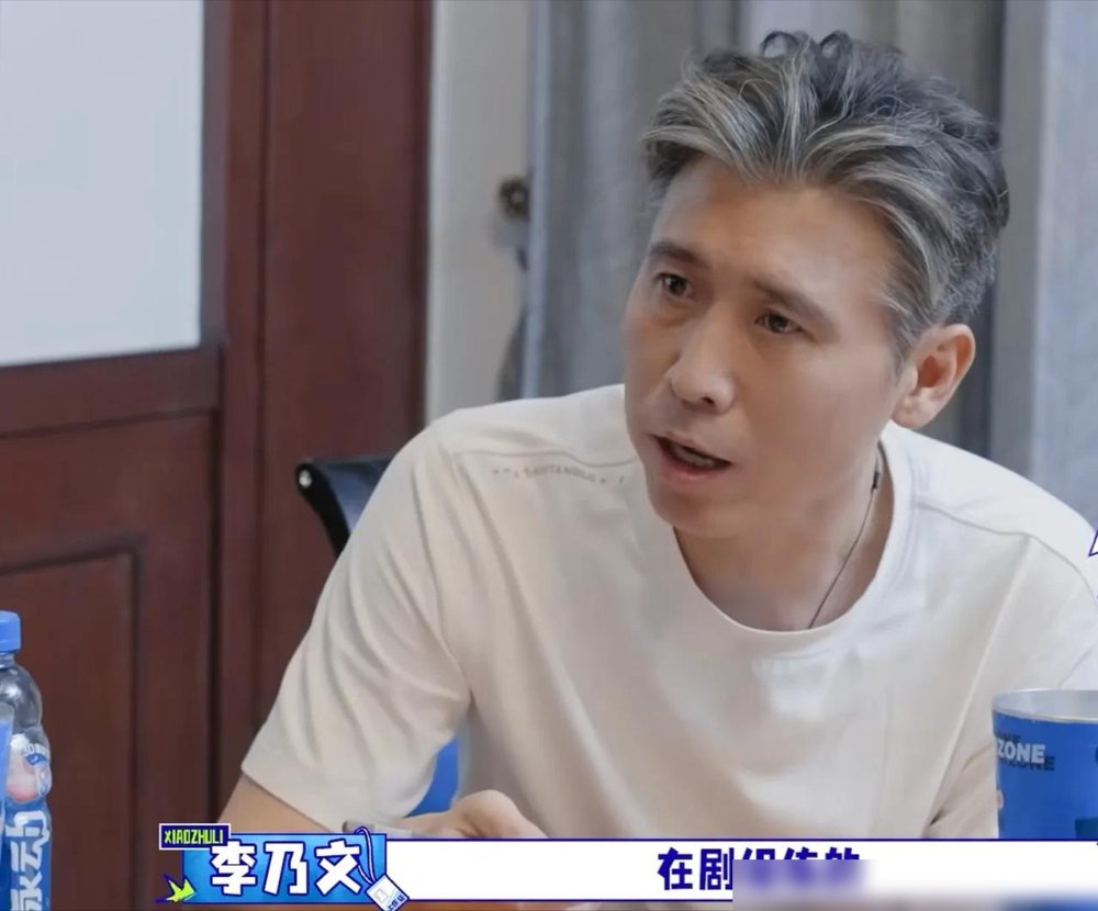向佐吃饭快，李乃文以为是剧组练出来的。结果向佐说不是，从小就这样。他弟向佑吃饭慢，为了追上他哥，愣是