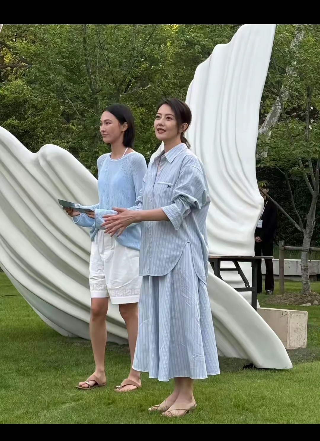 不知道高圆圆旁边这个小姑娘是不是她跟赵又廷的闺女，看着一副乖巧懂事的样子！