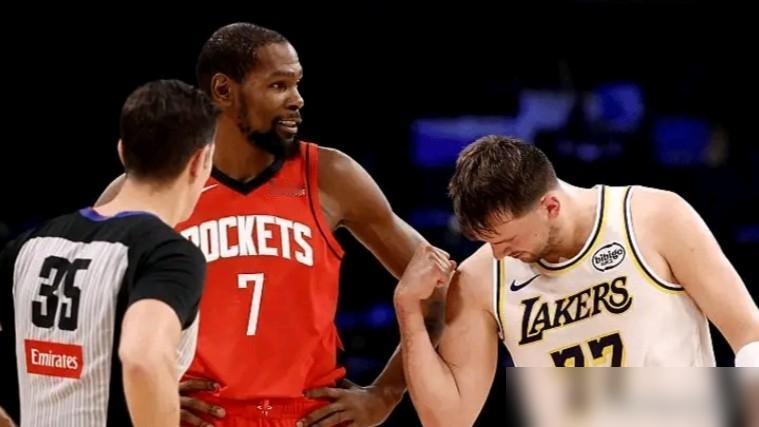 东契奇的减肥成果已经没了，他重新变回了以前那个白胖子。最近看他的比赛确实挺感