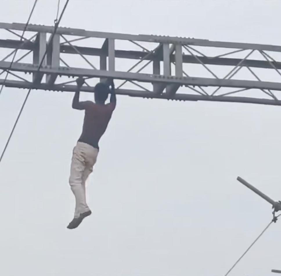 近日，在印度新德里火车站，一名三十岁左右的精神小伙，爬上了铁路高压线！他情绪失控