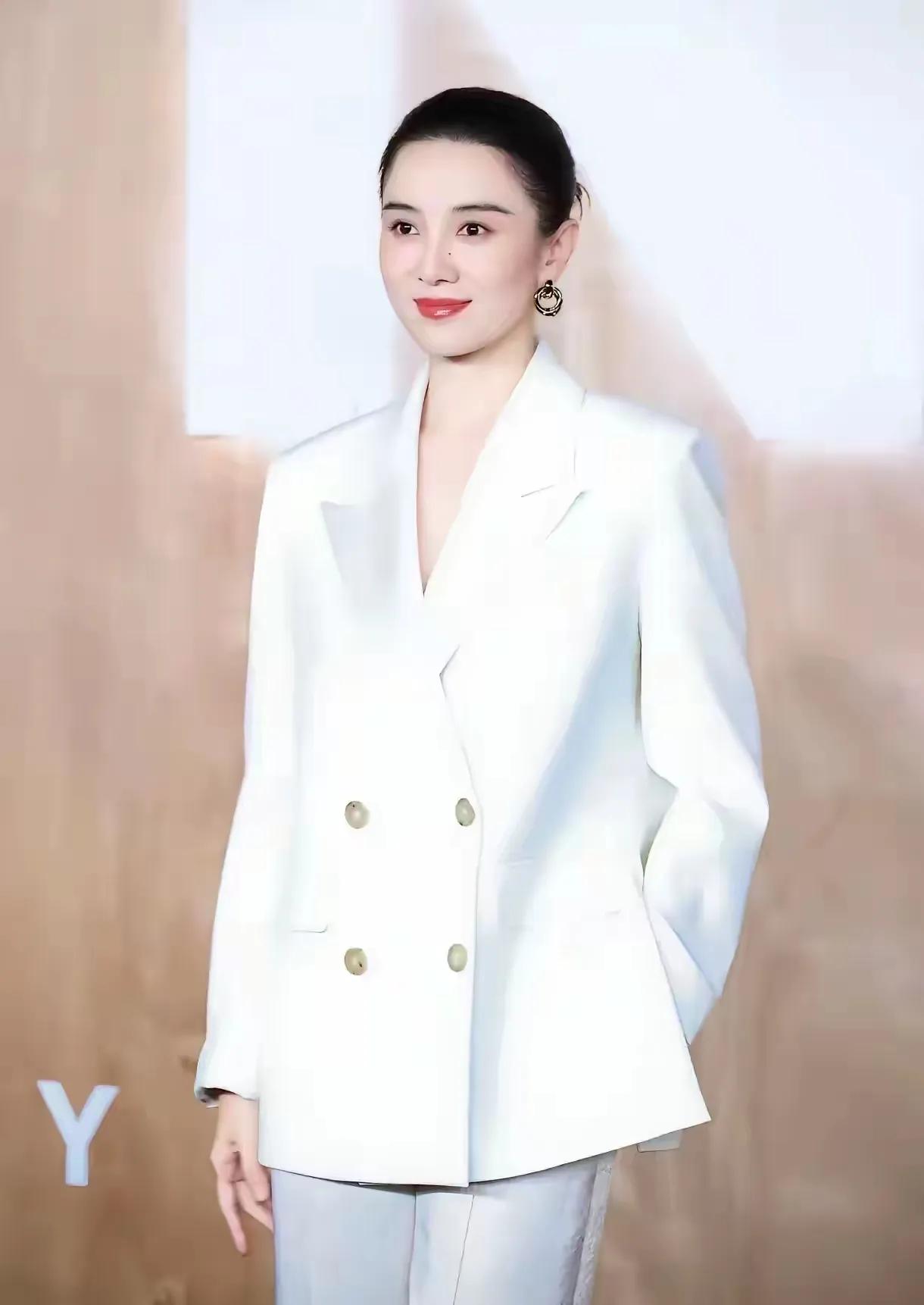 丸子头有辨识度，喜欢支持演员宋佳，颜值美、气质优雅、大方十足宋佳在活动中的发