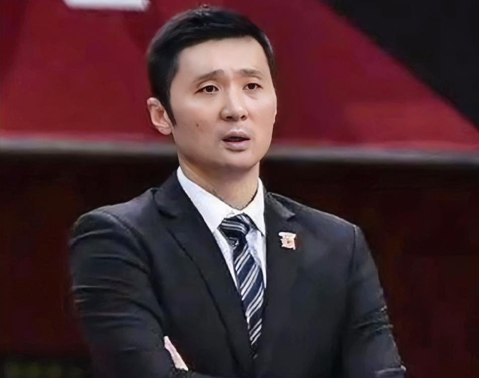 沙拉木：小齐，刘指导来新疆队后，你好像不会打球了啊？？？齐麟：不止我一个，你看