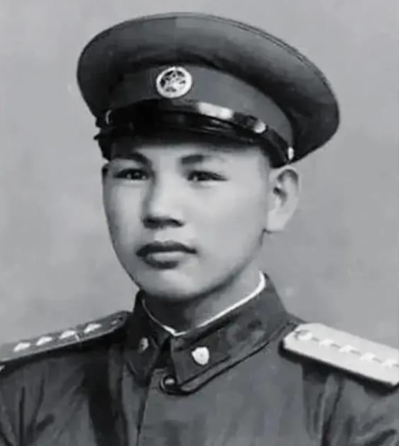 1945年，八路军在公路上伏击日军，排长见日军人数太多，就下令撤退，谁知一个小战