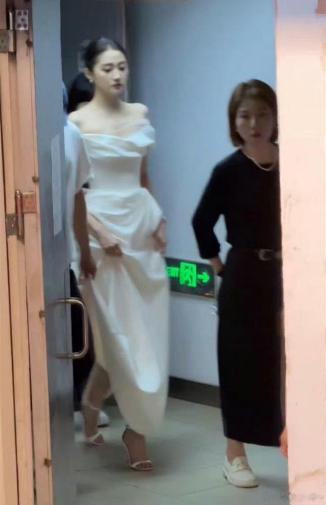 于正学了关晓彤彩椒碗奉劝于妈一句，你瘦成竹竿也不会这么美[doge]​​​