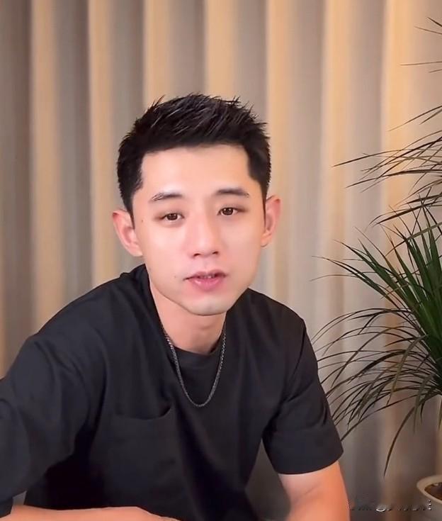 张继科2018年跟景甜官宣恋爱，被媒体问怎么追到手的，他说"这是隐私"。20