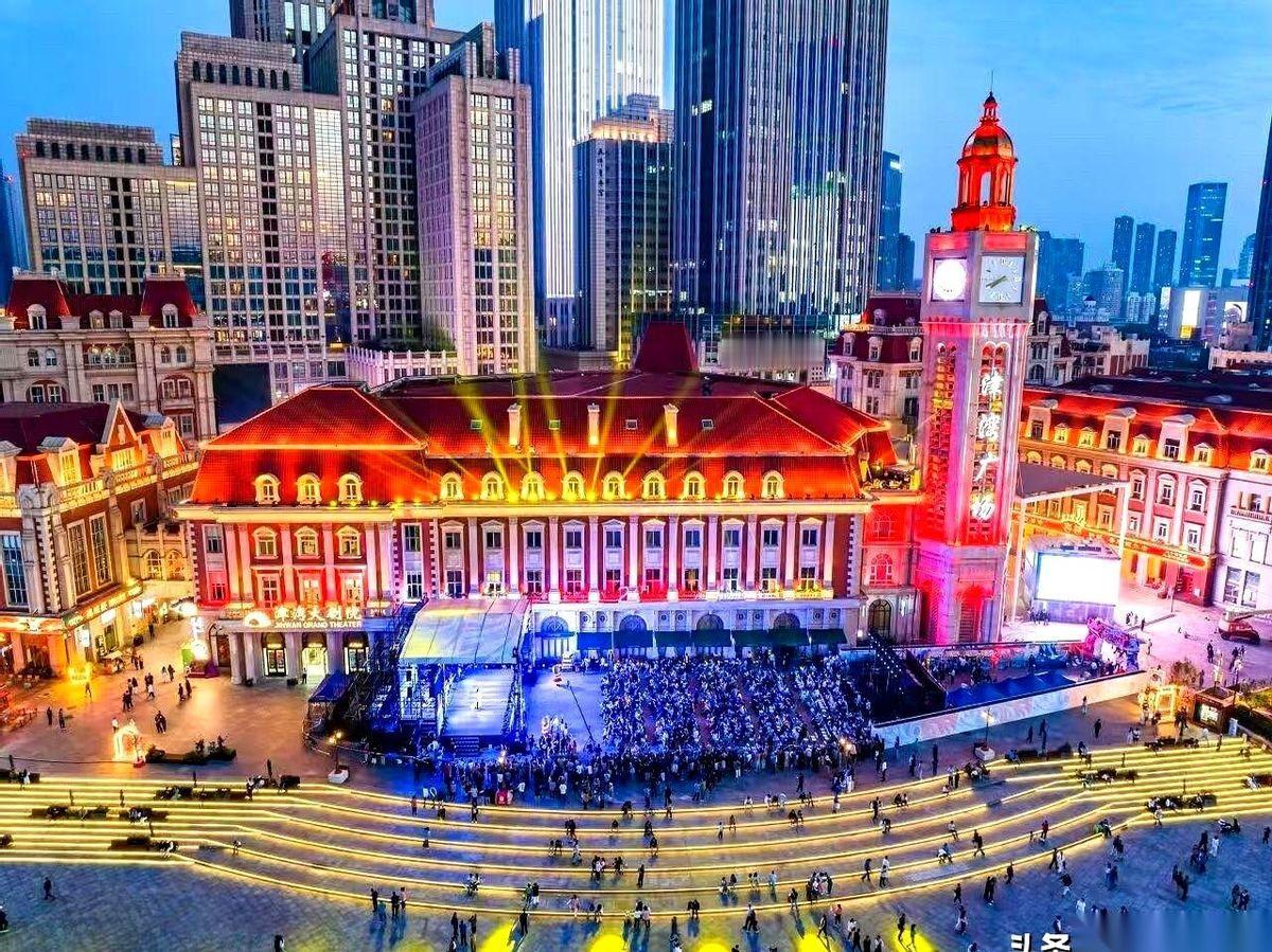 千万别轻易来天津。我跟你讲，尤其是晚上，坐一次海河的船，你就走不了了。真的。