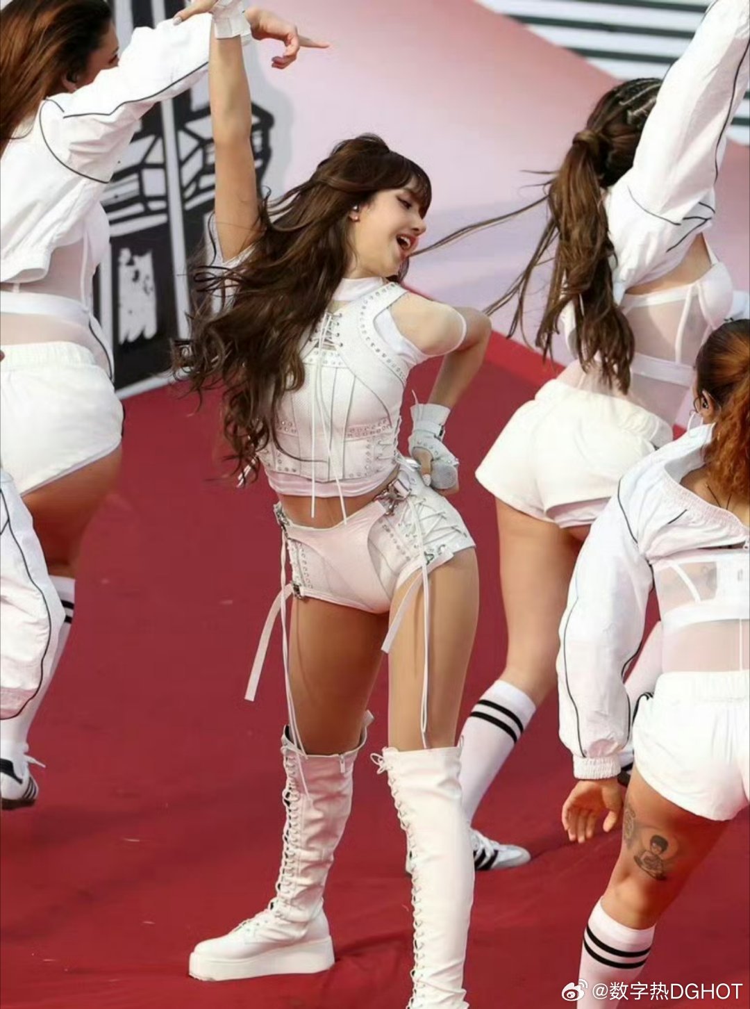 韩国网友批Lisa世界杯开幕式歌曲低俗这次我站韩国网友，Lisa这几年的造型和舞