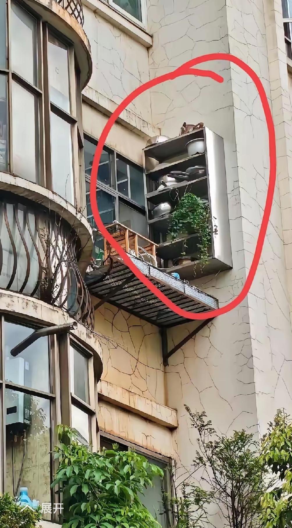 友友们，看到这张图片，我实在有点想不通。家里就差这点放厨具的地方吗？这户在