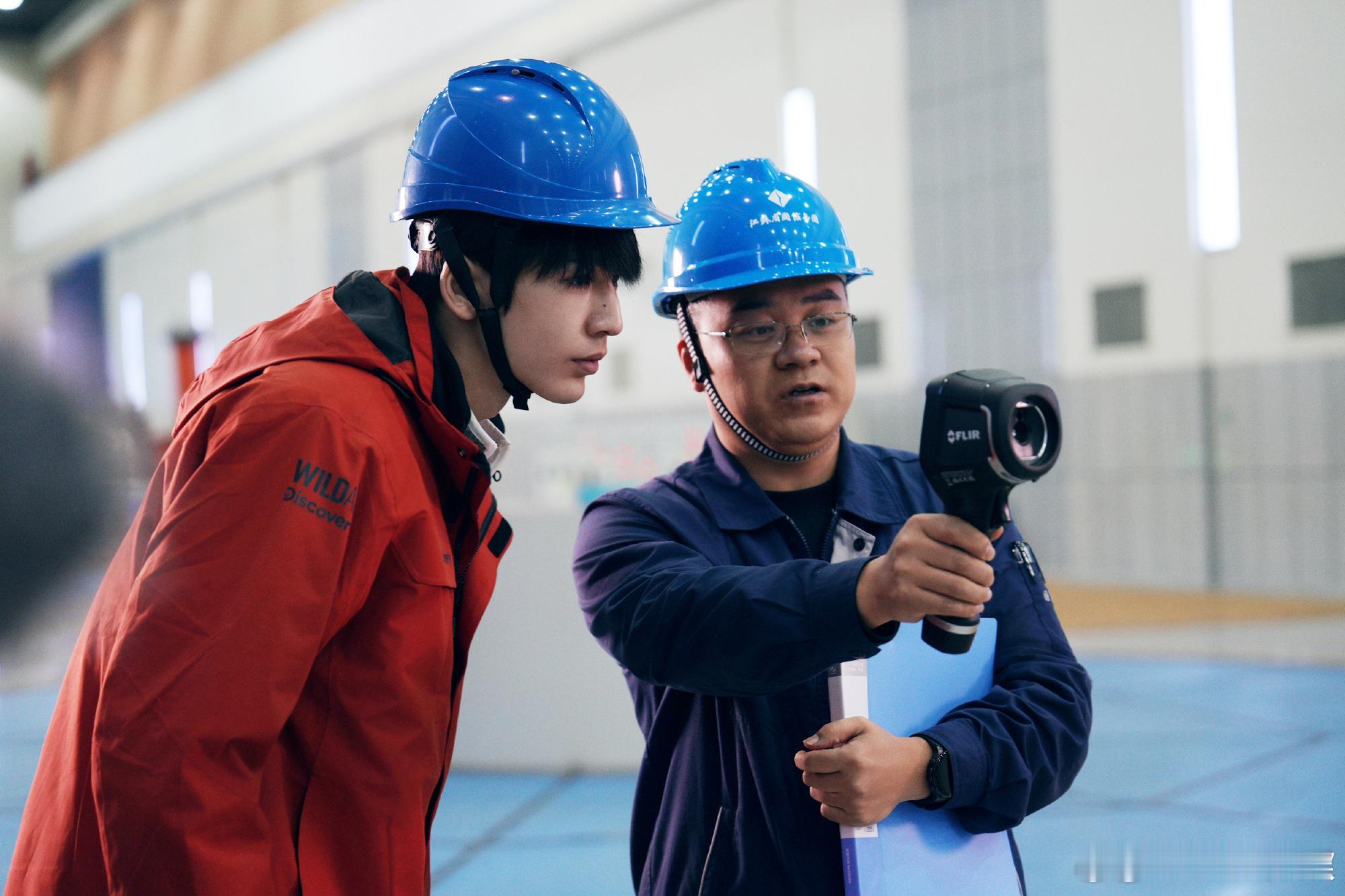 张凌赫近距离看马达直呼害怕张凌赫在大学知识忘光前挣扎一下近距离直面马达瞬间面露