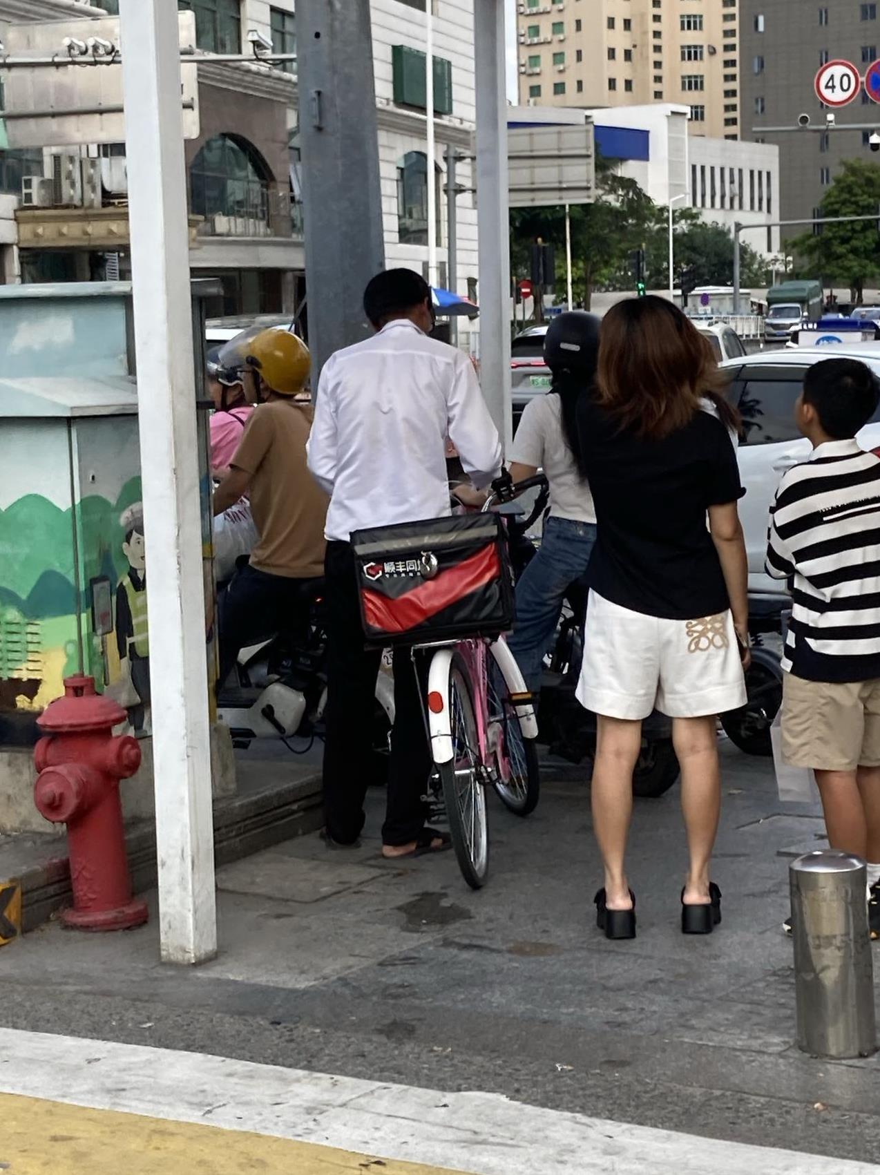 炎炎夏日，骑着自行车跑外卖，这场景我只在欧洲国家看到过，没想到在咱们这个以效率著