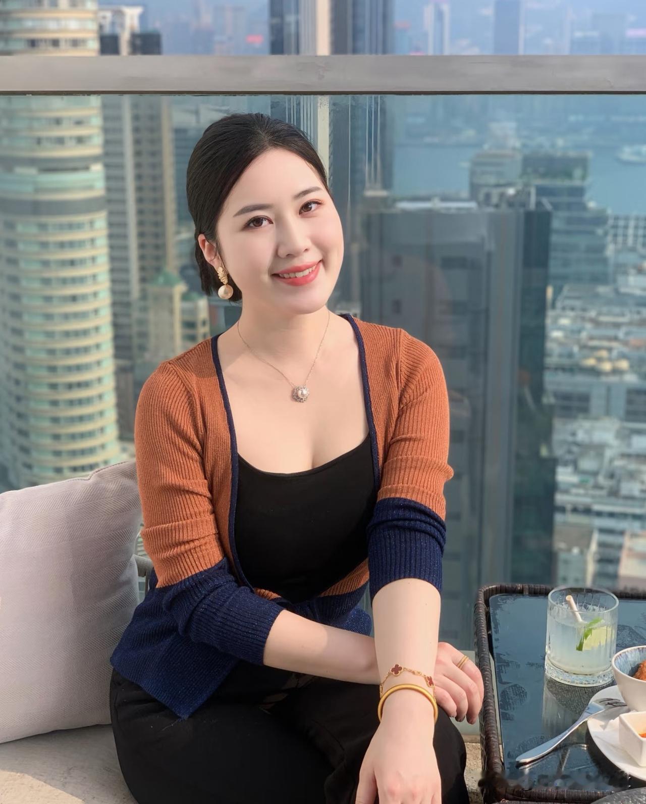 五言·凭栏意城高云影淡，晴日暖风轻。笑靥含春软，明眸映水明。轻衫裁静气