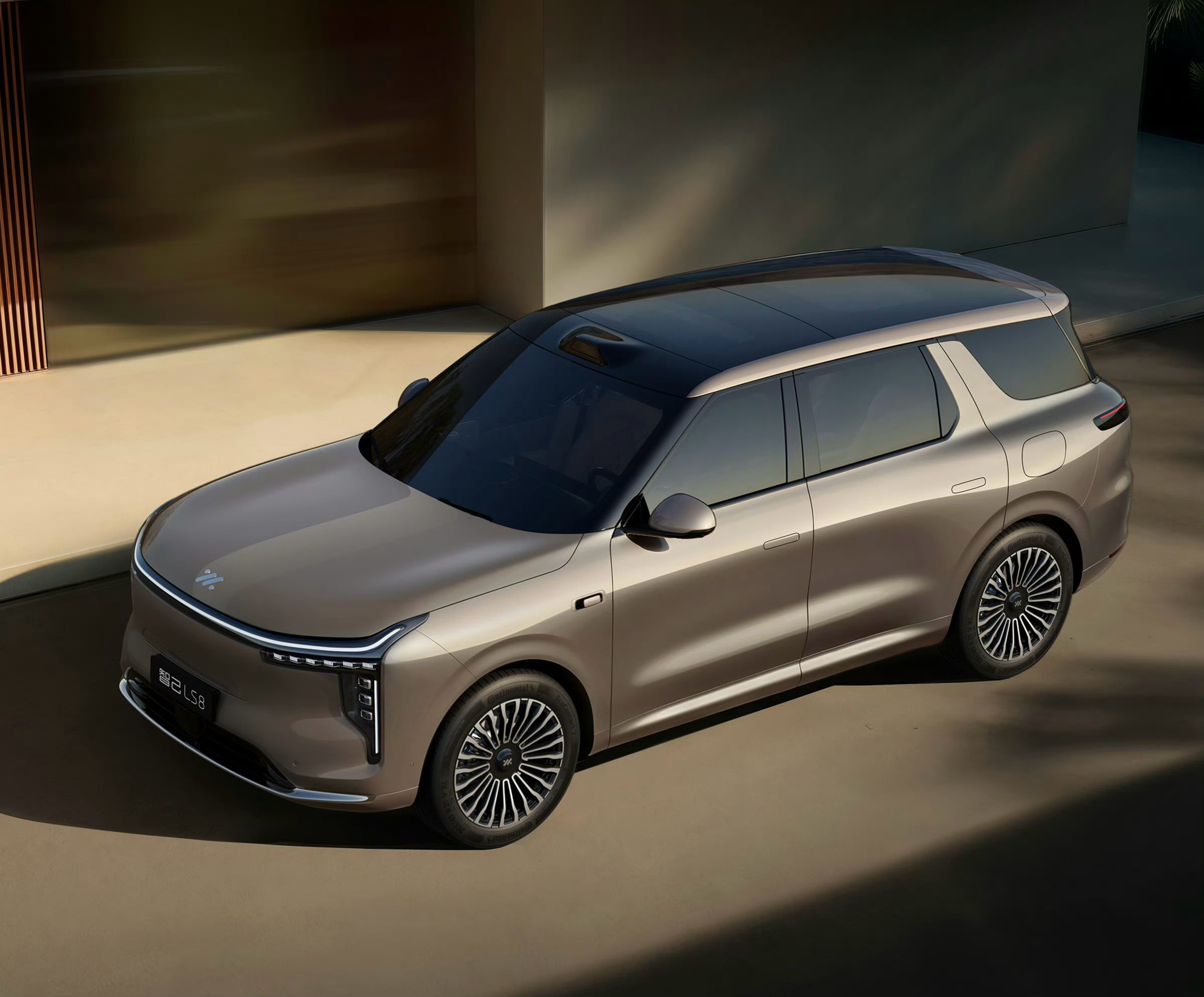 今天，不过节不过年的，智己悄悄发了三张LS8的官图，啥意思知道了吧，让你等等没毛