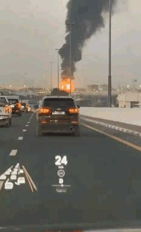 作为一个常年满世界飞、把迪拜当中转站的老旅客，看到昨晚那场大火的照片，我手里的咖