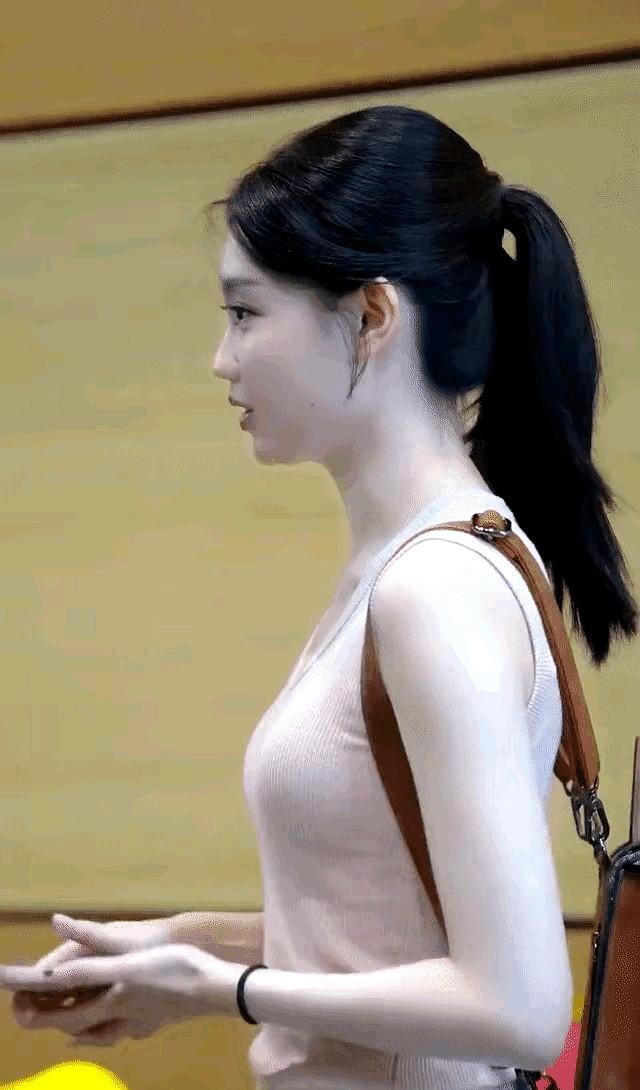 今天上午，有位女生来院系应聘前台岗位。此刻她正在总经理办公室面谈，尚不知能否被