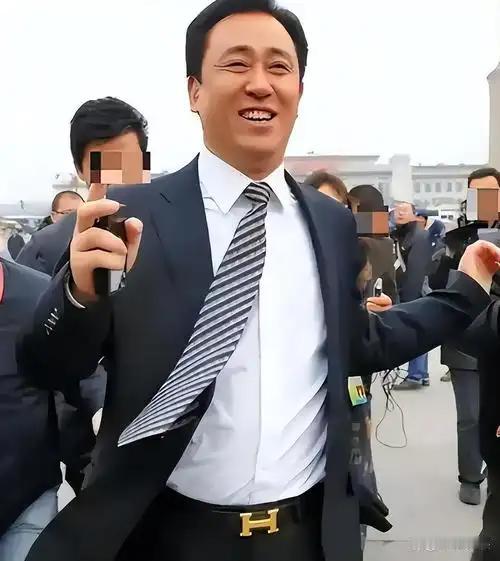 地产黄金时代落幕，两位曾经并肩登顶中国首富的大佬，迎来了云泥之别的终局。许家印一