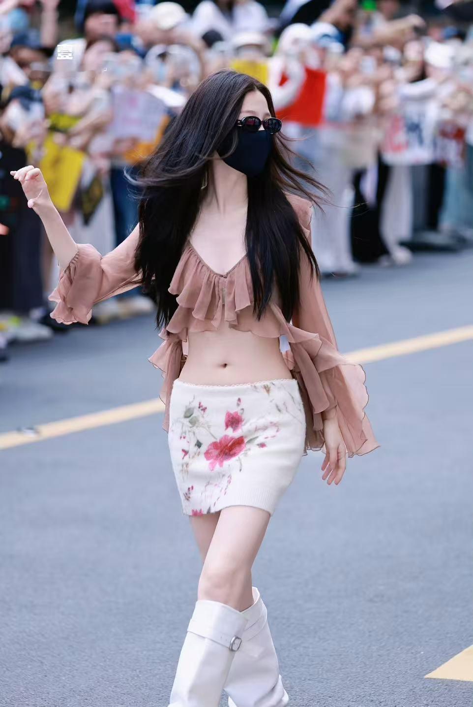 虞书欣的这个腰虞书欣印花包臀裙啊啊啊！虞书欣的这个腰我嘶哈嘶哈！！！虞书欣