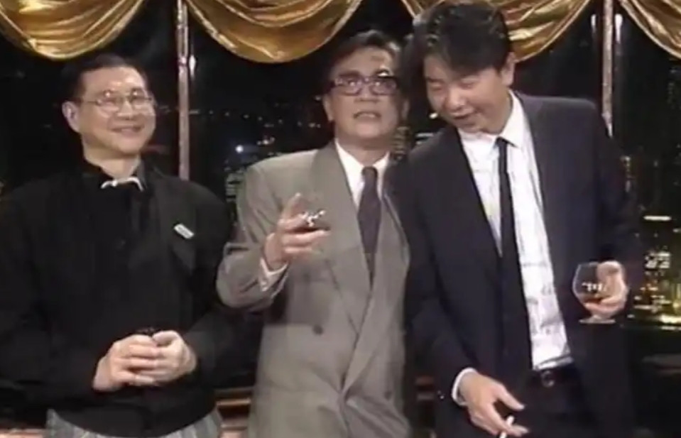 1989年，夜总会包厢里烟雾缭绕。倪匡举着酒杯招呼陪酒女郎，蔡澜和黄霑在一旁插科