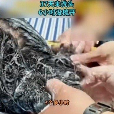 看到“冷美人”在病房里直播洗头的消息，我第一反应是又好笑又心疼。这姑娘刚在张家界