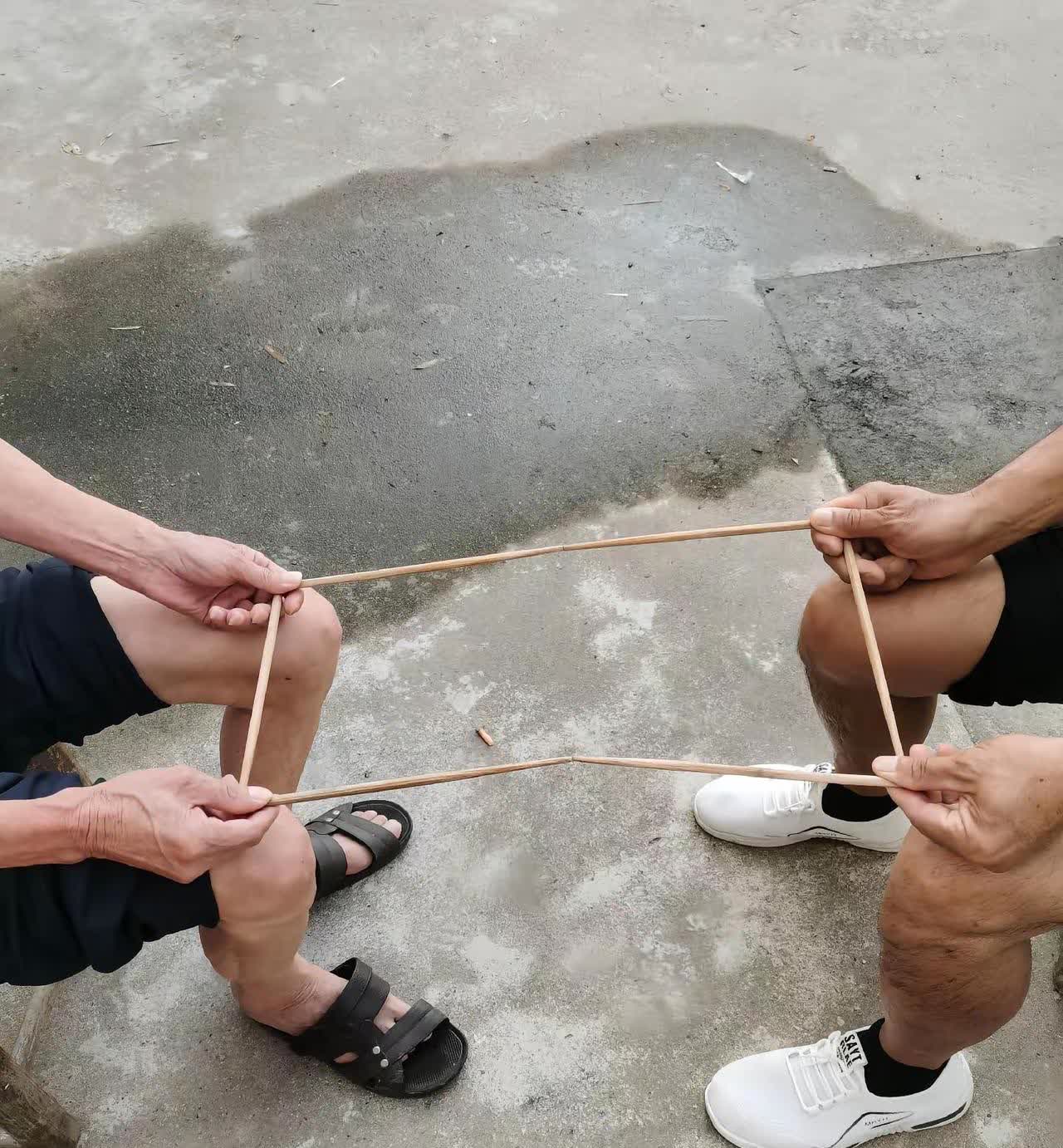娘说，以前女子怀孕时，没有B超做，不知道生男还是生女，就接筷子姑娘。把口诀念了以