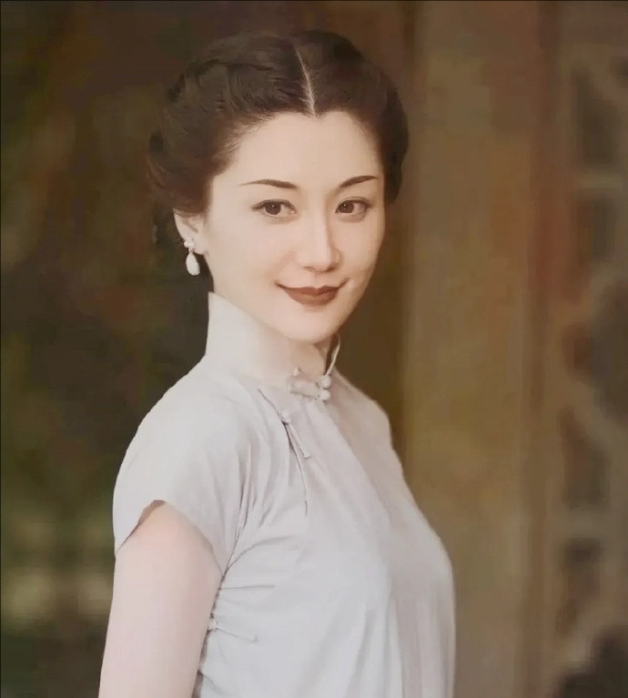 1948年，年轻漂亮的国军团长妻子陈愉照顾丈夫住院期间，惨被欺负，事后，院方劝她