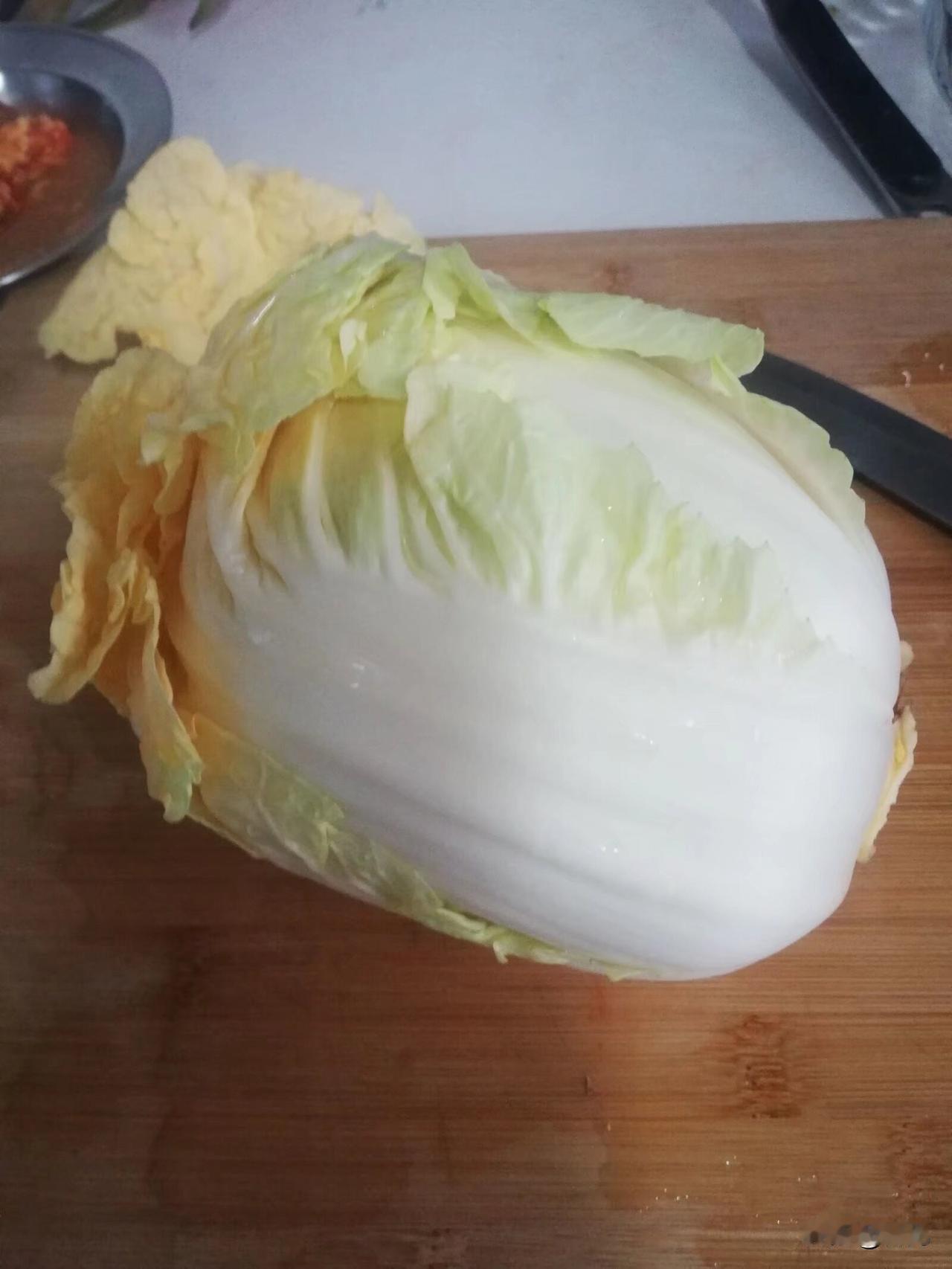 奶奶不让我买白菜给我捎来一编织袋白菜我今天准备白菜豆腐一打开就失色了是我