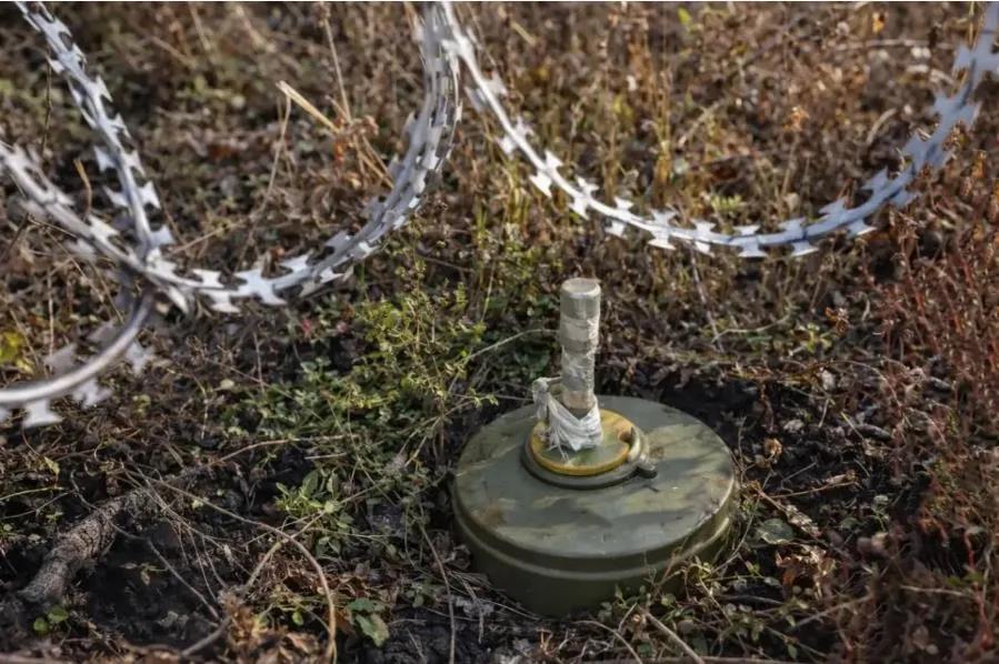 乌军为了阻止俄军推进，对地雷的依赖日益加大，而且很注重诡雷的设置。最新的战场视频