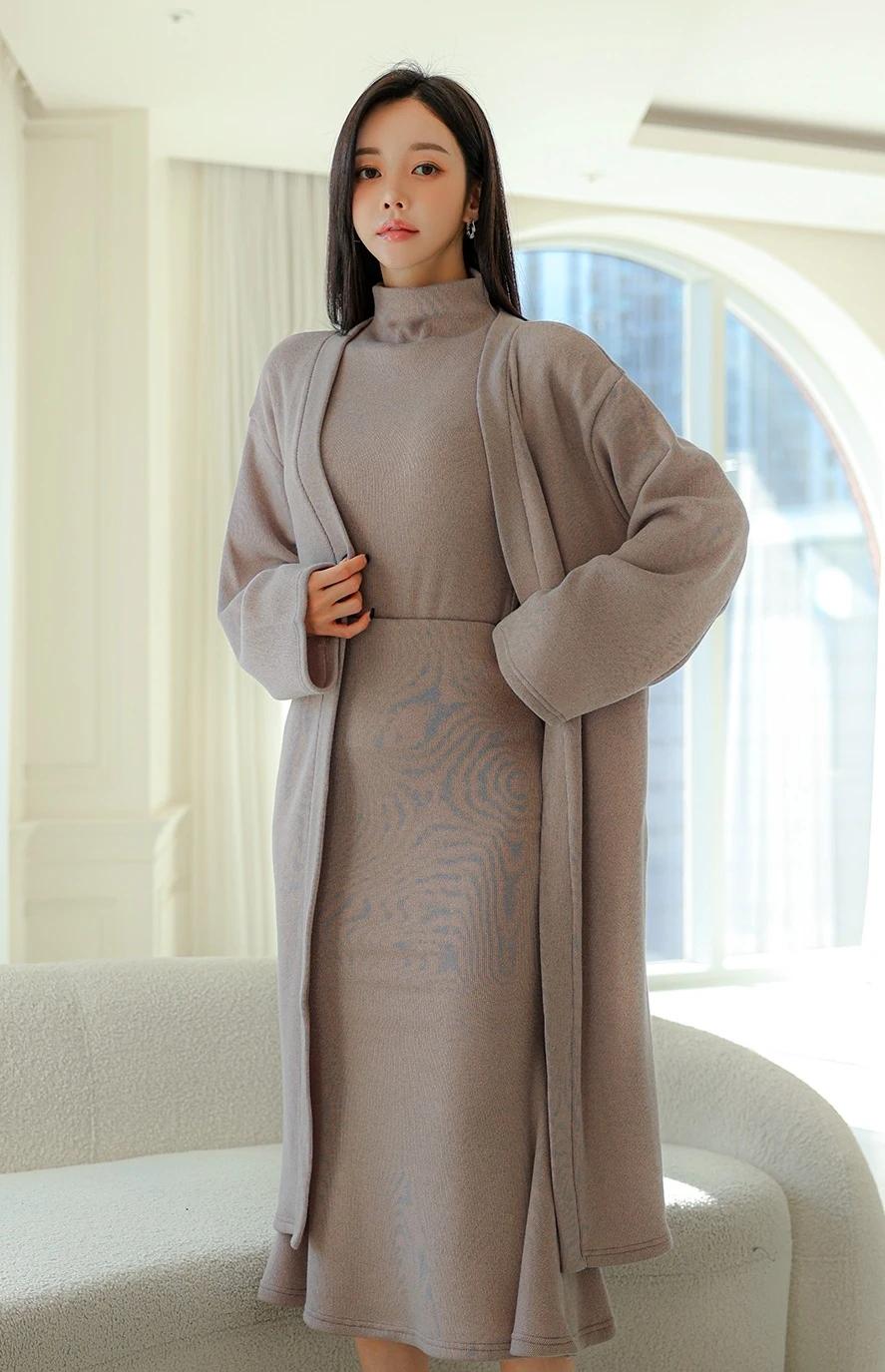 孙允珠的穿搭总能让人眼前一亮。就说那浅棕色连衣裙搭配同色系开衫，简约中尽显优雅气