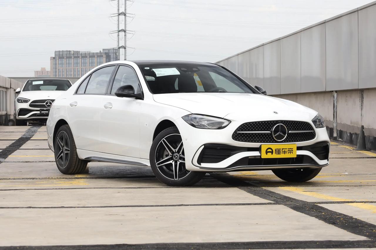 奔驰终于听劝了新款奔驰C级上市全系换上2.0T发动机配置也有所增加指导价