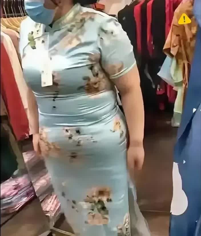 广东，一名女子在网上买了一件旗袍，收到货后，她觉得挺满意的，于是就给商家打了个好