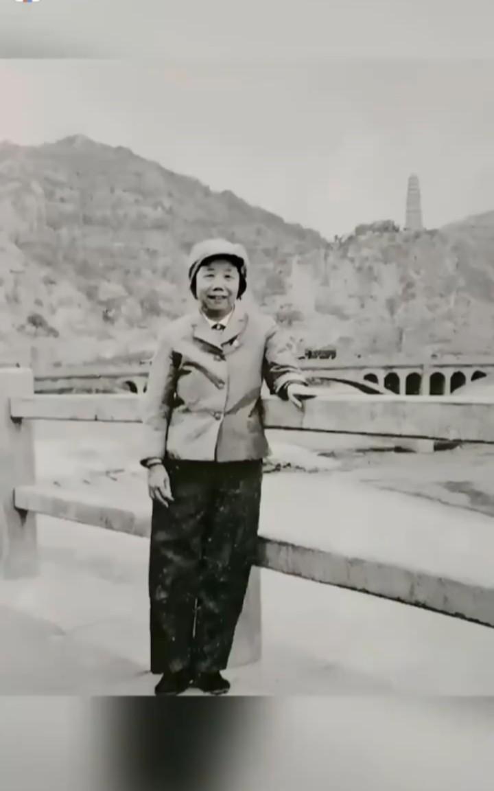 1970年，邓颖超在延安一座石桥上散步的照片。辉煌的过去，难忘的情怀。
