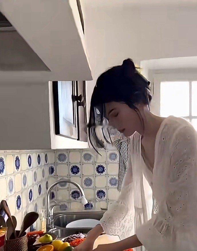 超模的专业素养👍当了妈妈也依然能够保持着良好的状态，期待何穗再返T台！！36岁