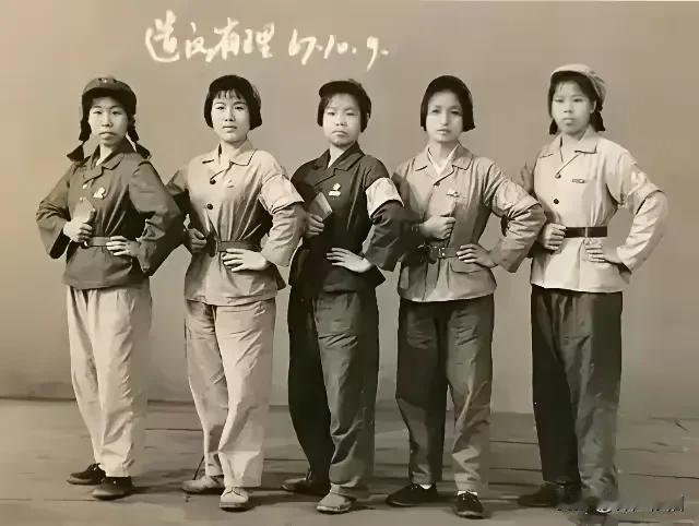 由于他们的幼稚无知，使当时的全国各地鸡飞狗跳、乌烟瘴气！愿黑暗的历史不再重演