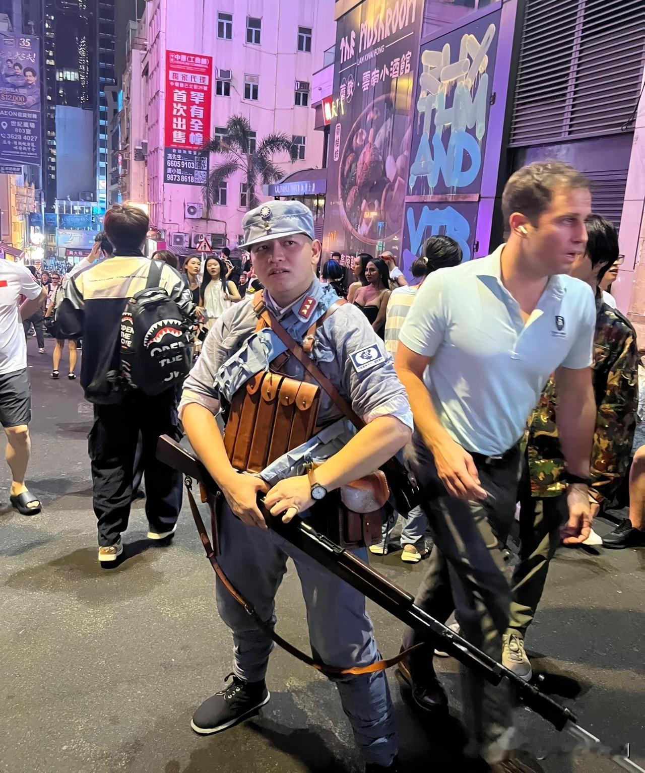 这个小伙子真幽默啊,竟然穿这一身服装走在香港的街上。