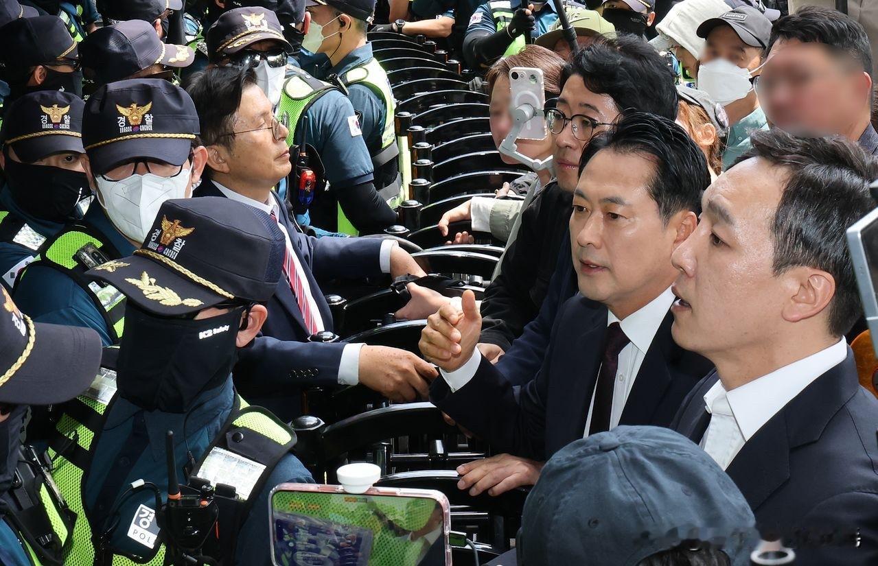 韩国地方选举落幕后，此前首尔多处投票站选票备货不足、部分选民投票受阻遗留的争议仍