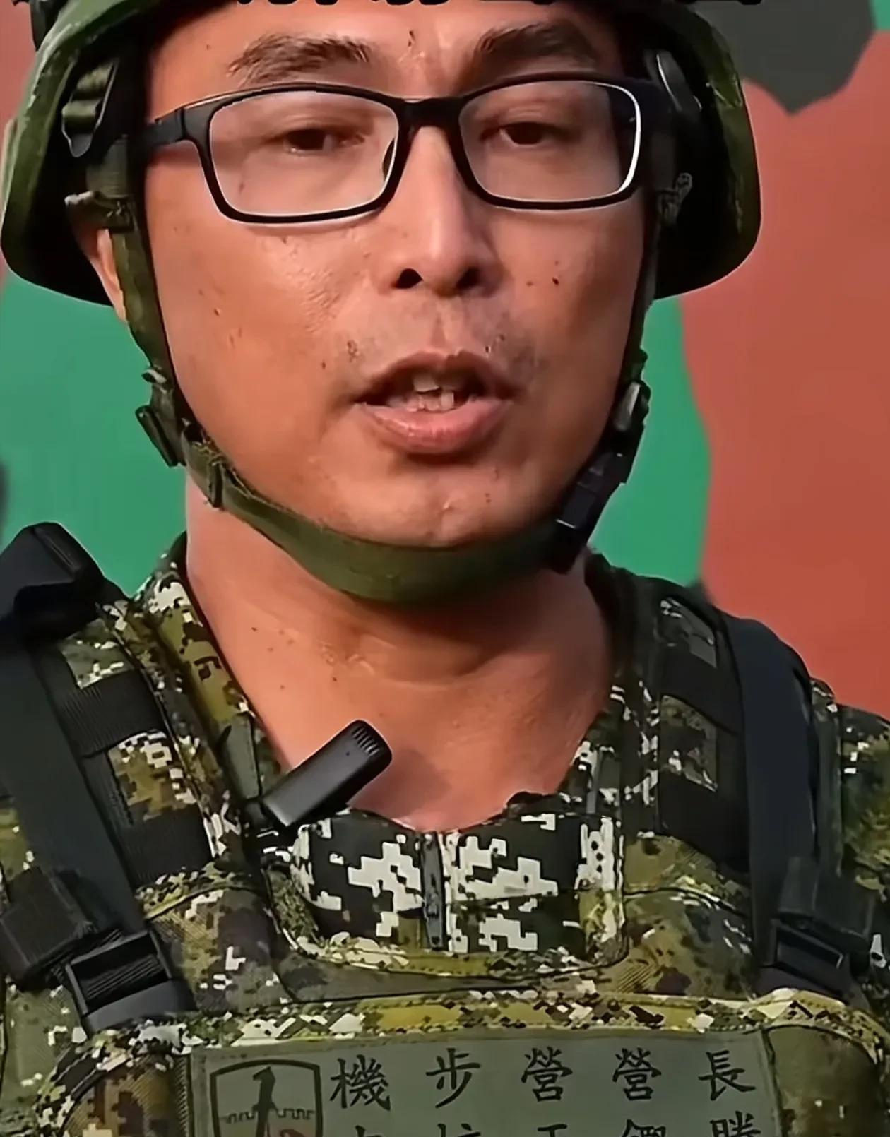 照片上的中校营长王铿胜在“镇疆操演”结束后发表训话，他对演习很满意，他不自信地讲