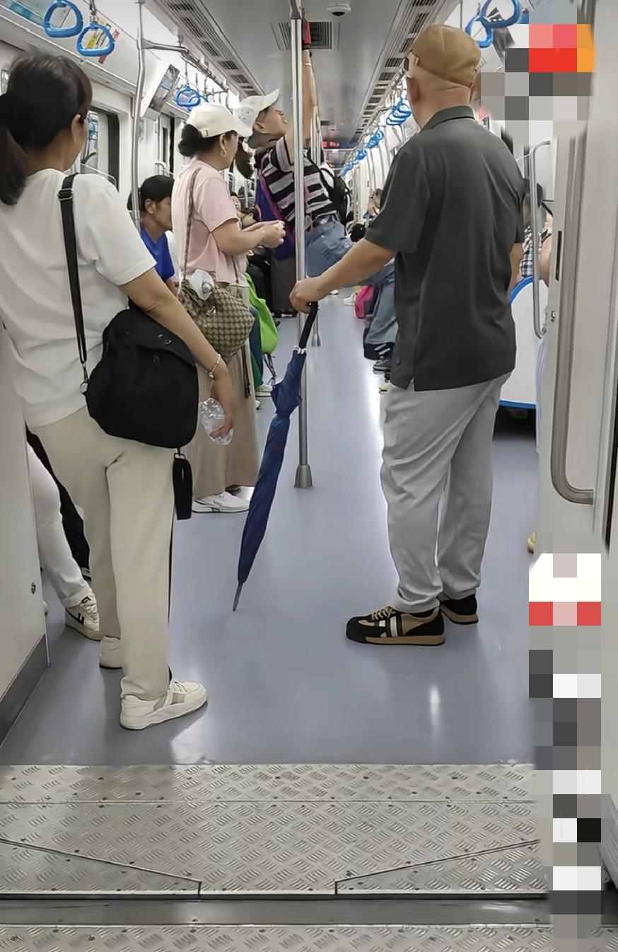大爷大妈在地铁上健身，拿扶手当横梁，做引体向上，以后还是上公园玩去吧，在地铁上摔