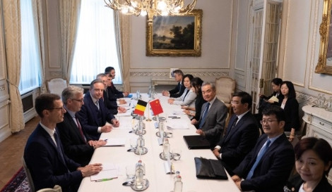 中国和比利时谈妥了当地时间7月1日，比利时首相亚历山大·德克罗在布鲁塞尔会见到