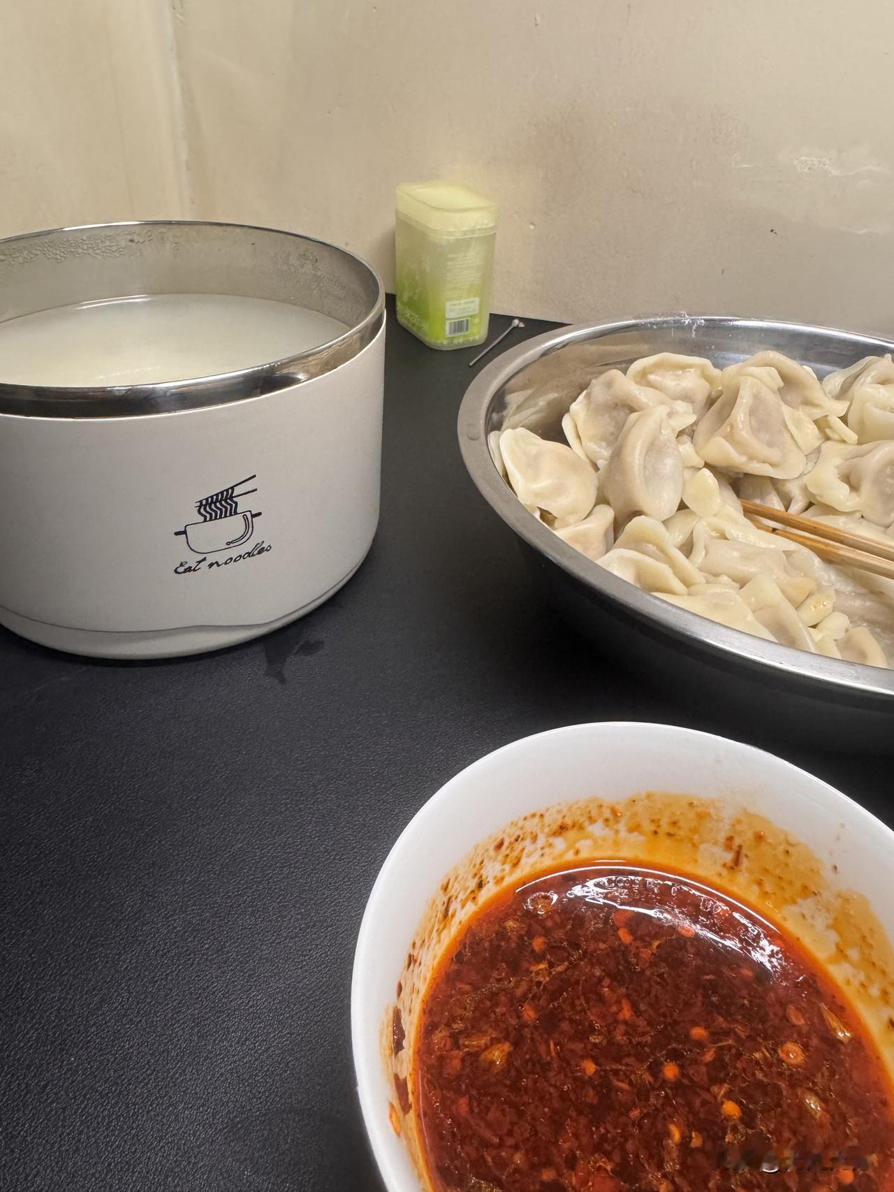 吃饺子还是要原汤化原食，至于为什么？不知道，从小父母就是这样交代的…很想爸爸妈