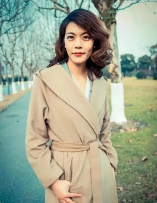 复旦大学陈果说：“女人出轨的本质，不是爱，也不是性，而是用最低的成本，兑换一场‘