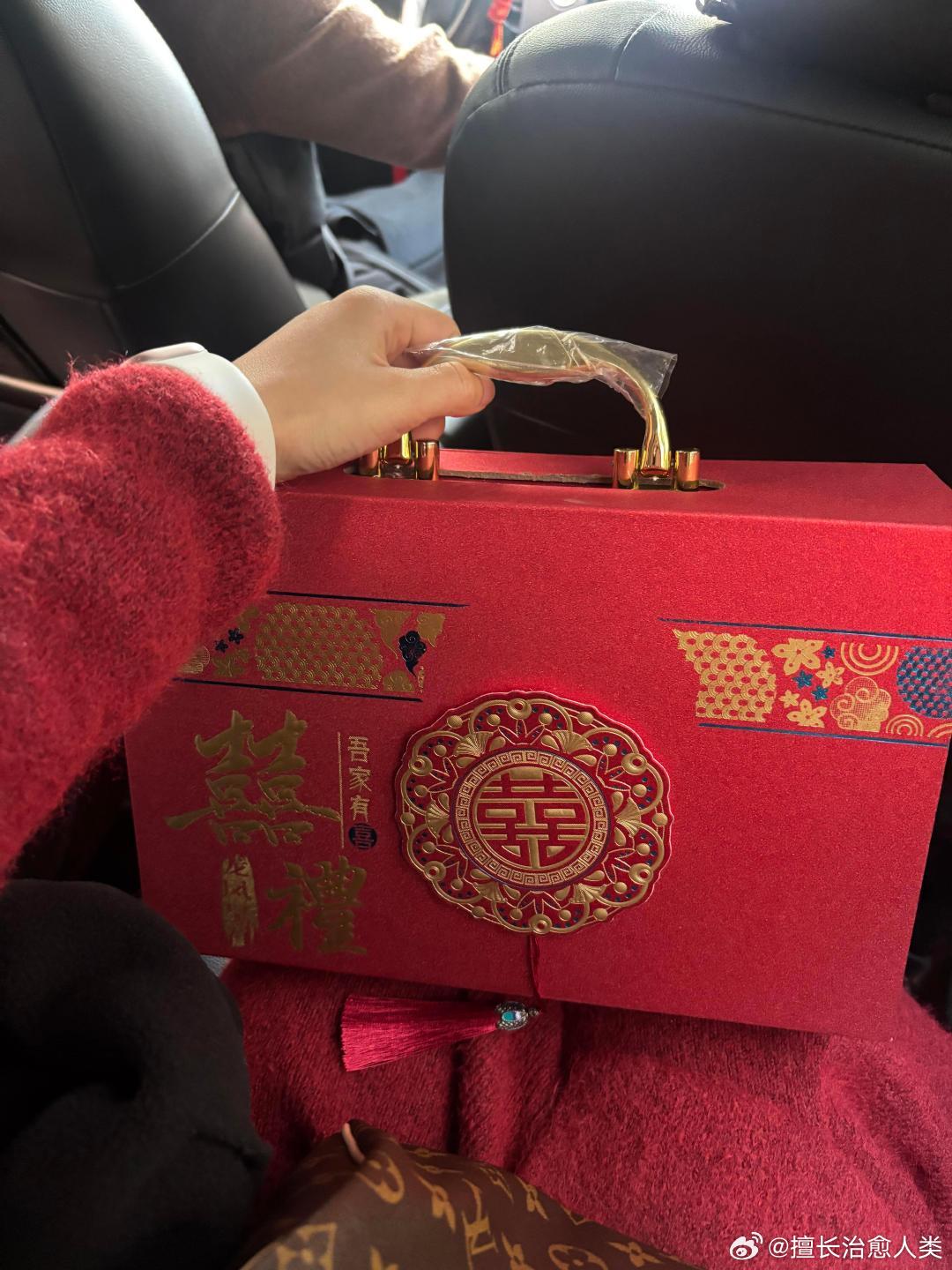 公婆陪我去存彩礼