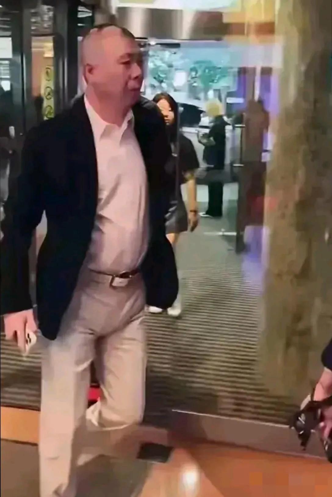 冯小刚自从治好了白癫风后，变得身材挺拔，年轻潇洒，气宇轩昂，走路都带风了，你看是