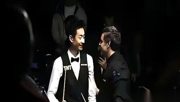 斯诺克决赛，吴宜泽对阵墨菲。但真正的好戏，根本不在球桌上，而在赛前的一间小屋里。