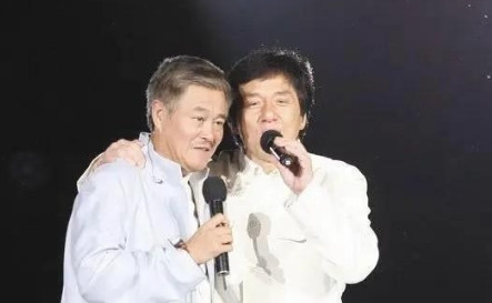 2014年，成龙高调举办60岁寿宴，各路明星巨贾纷纷捧场。成龙打电话给赵本山：“