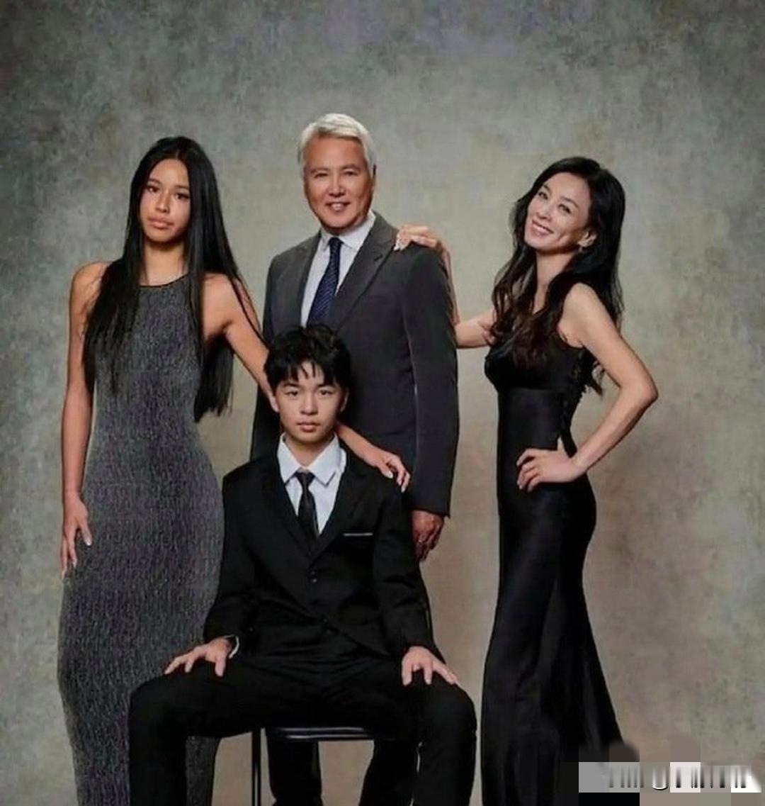 没有人发现张庭的女儿和儿子长相有点像东南亚那边的吗？我特意去查了资料，张庭和她老