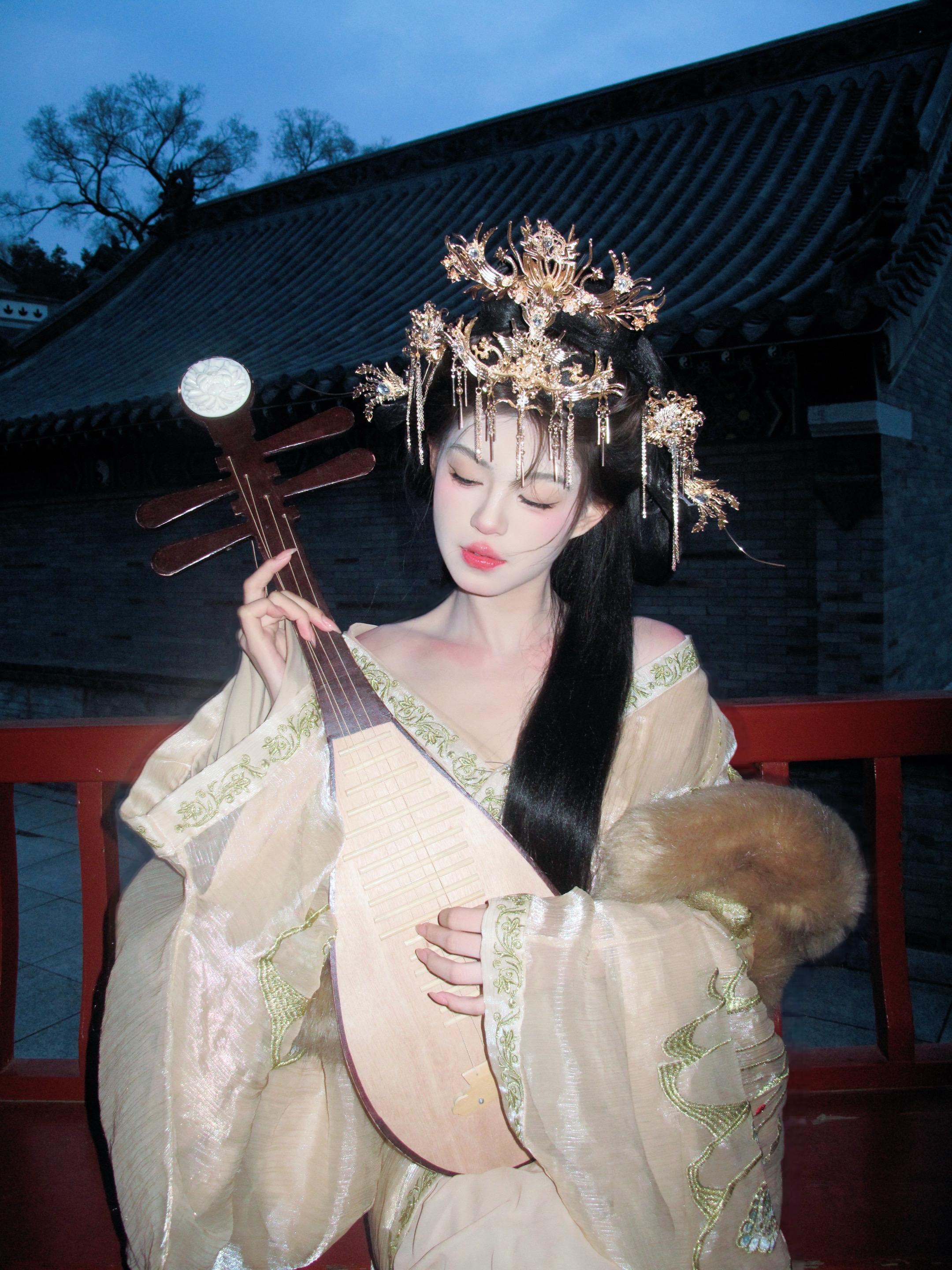 能让他死而瞑目的 只有我虞姬一人。