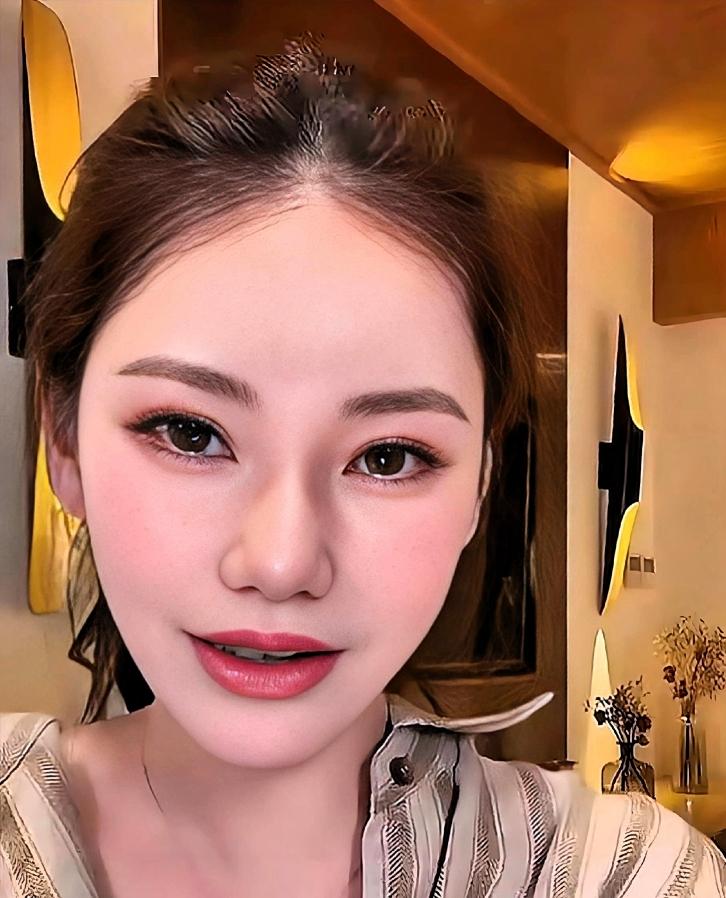 直播开场，张兰讲述，她表现投入，她带着热忱，马筱梅在旁，镜头给她，她的嘴巴，只是